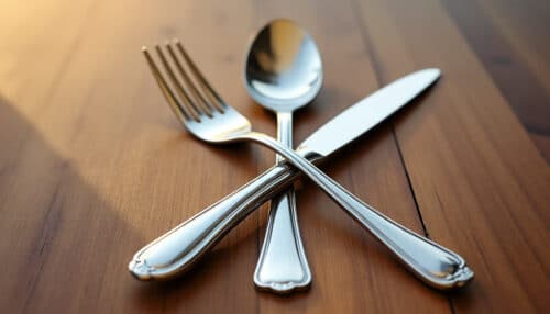 découvrez la signification surprenante des couverts croisés ou parallèles à table. cet article dévoile la vérité derrière cette habitude et ce que vos couverts révèlent vraiment sur vos intentions au restaurant.