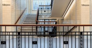 découvrez le beaujolais nouveau, ce vin rouge fruité et festif, célébré chaque année avec enthousiasme dans la région du beaujolais et à travers le monde.