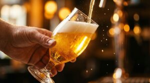Découvrez nos conseils et gestes essentiels pour servir une bière parfaitement, du choix du verre à la bonne température, pour une dégustation optimale.