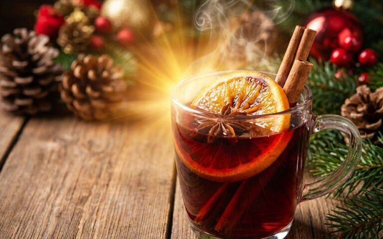 Découvrez notre recette traditionnelle et savoureuse de vin chaud de Noël, parfaite pour réchauffer vos soirées festives avec des épices authentiques et un goût irrésistible.