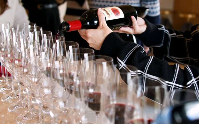 découvrez notre sélection raffinée de vins rouges de bordeaux, alliant tradition et élégance pour sublimer vos moments de dégustation.