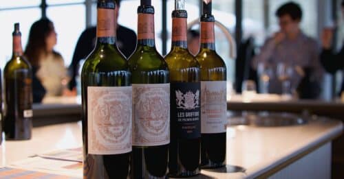 découvrez l'élégance du vin rouge de bordeaux, riche en saveurs et en histoire, parfait pour accompagner vos repas et célébrations.