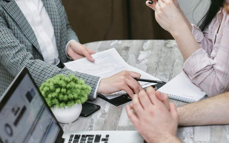découvrez les différentes formes de fraude à l'assurance, comment les détecter et les prévenir pour protéger vos droits et votre patrimoine.