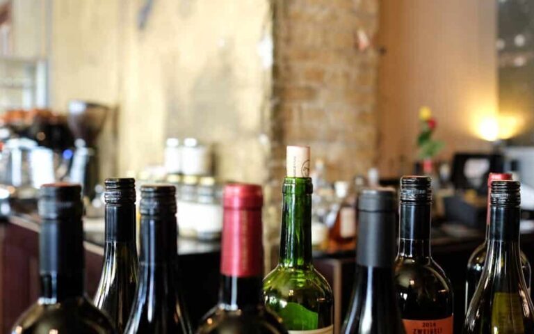 découvrez le métier de sommelier : expert en vins, conseil et dégustation pour sublimer vos repas et événements.