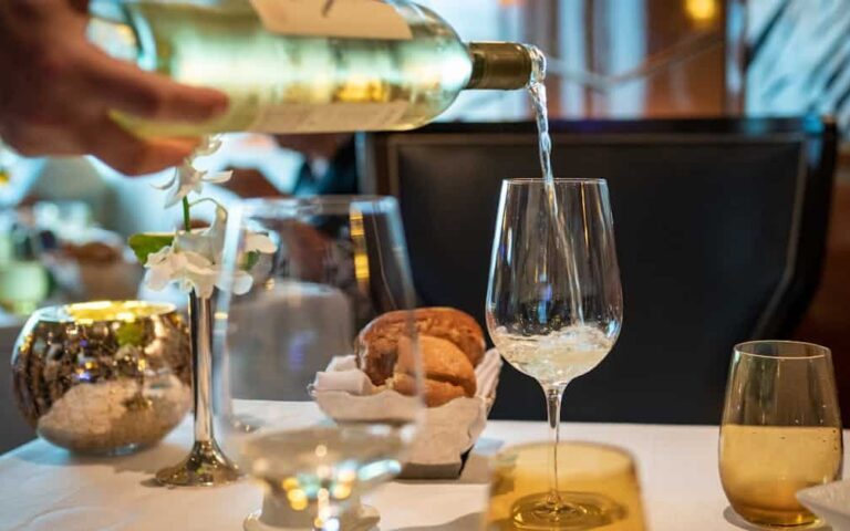 découvrez notre sélection de vins pétillants raffinés, parfaits pour célébrer chaque moment avec élégance et fraîcheur.
