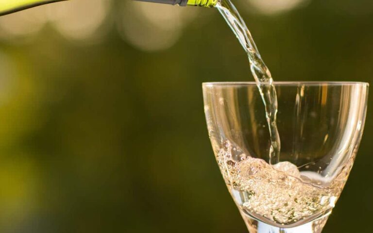 découvrez notre sélection exceptionnelle de vins blancs, parfaits pour accompagner vos repas ou déguster entre amis. saveurs fraîches et arômes délicats garantis.