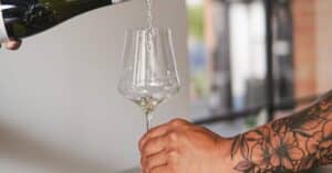 découvrez notre sélection de vins blancs raffinés, parfaits pour accompagner vos repas ou célébrer vos moments spéciaux.