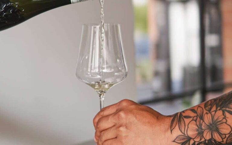 découvrez notre sélection de vins blancs raffinés, parfaits pour accompagner vos repas ou célébrer vos moments spéciaux.
