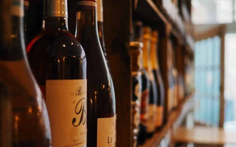 découvrez notre sélection de vins blancs raffinés, parfaits pour accompagner vos repas et moments de dégustation.