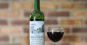 découvrez la crise du vin à bordeaux : causes, impacts et perspectives pour l'avenir de cette région viticole emblématique.