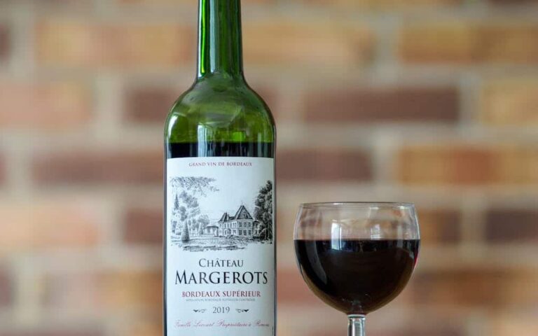 découvrez la crise du vin à bordeaux : causes, impacts et perspectives pour l'avenir de cette région viticole emblématique.