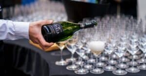 découvrez les meilleurs vins à paris avec notre guide complet : dégustations, caves incontournables et événements œnologiques pour les amateurs de vin.