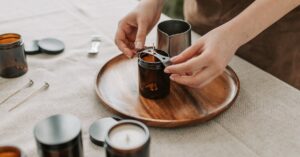 découvrez nos bougies artisanales faites à la main avec des matériaux naturels, pour une ambiance chaleureuse et authentique dans votre intérieur.