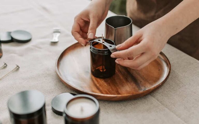 découvrez nos bougies artisanales faites à la main avec des matériaux naturels, pour une ambiance chaleureuse et authentique dans votre intérieur.