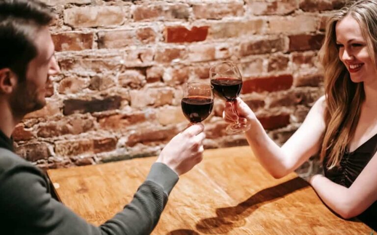 découvrez les vins rouges du languedoc-roussillon, riches en saveurs et en traditions, parfaits pour accompagner vos repas et moments de convivialité.