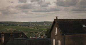 découvrez sancerre, une charmante ville française célèbre pour ses vignobles prestigieux, son patrimoine historique et ses paysages pittoresques surplombant la loire.
