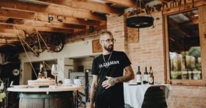 découvrez l'industrie viticole de la savoie, ses vins authentiques, ses vignobles d'altitude et son savoir-faire traditionnel au cœur des alpes françaises.