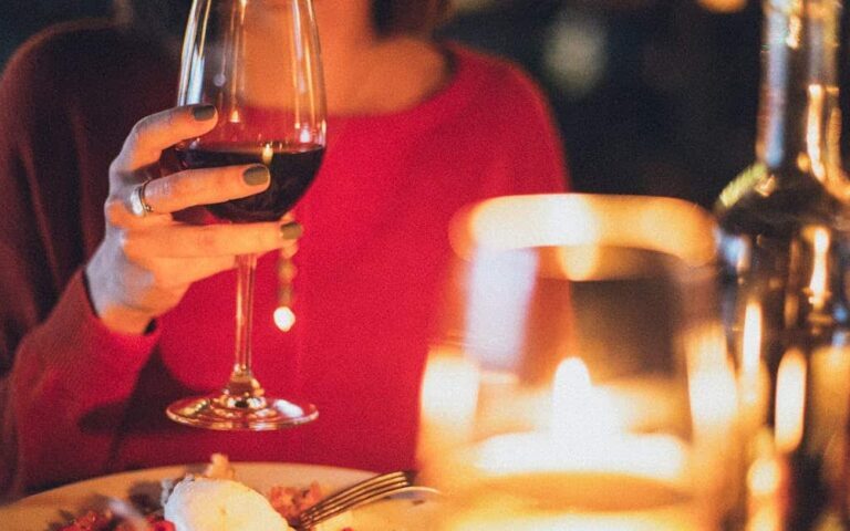 découvrez notre sélection de vins raffinés, des crus authentiques pour accompagner tous vos moments gourmands.