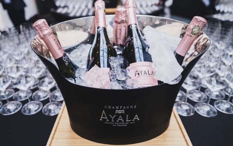 découvrez les meilleurs vins à paris, des dégustations aux caves incontournables, pour vivre une expérience œnologique unique au cœur de la capitale.