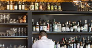 découvrez les meilleures pratiques et conseils pour une gestion efficace de votre bar, optimiser le service et améliorer l'expérience client.