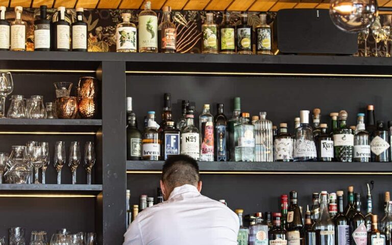 découvrez les meilleures pratiques et conseils pour une gestion efficace de votre bar, optimiser le service et améliorer l'expérience client.