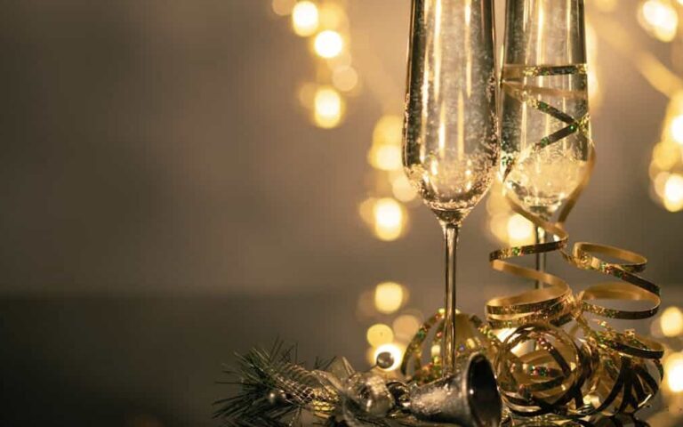découvrez l'univers raffiné du champagne, ses cépages, son histoire et comment choisir la bouteille idéale pour chaque occasion.