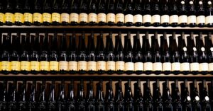 découvrez notre sélection de vins biologiques, issus de vignobles respectueux de l'environnement pour une dégustation naturelle et authentique.