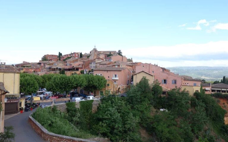 découvrez les vins du roussillon, une région riche en cépages authentiques offrant des saveurs uniques et une tradition viticole exceptionnelle.