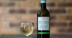 découvrez notre sélection de vins blancs raffinés, parfaits pour accompagner vos repas et moments de détente.