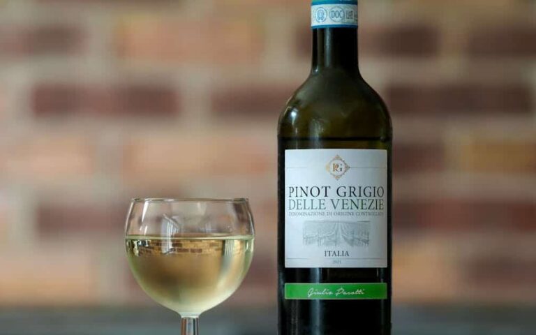 découvrez notre sélection de vins blancs raffinés, parfaits pour accompagner vos repas et moments de détente.