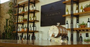 découvrez notre wine bar convivial et chaleureux, où une sélection raffinée de vins vous attend pour des dégustations inoubliables entre amis ou en couple.