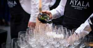 découvrez l'univers du vin à paris : dégustations, caves prestigieuses et événements viticoles incontournables dans la capitale française.