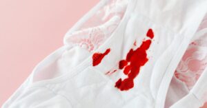 découvrez des méthodes efficaces pour enlever les taches de vin rapidement et facilement. astuces et conseils pour retrouver des tissus impeccables.