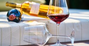 dรฉcouvrez le vin claret, un vin rouge de bordeaux aux arรดmes riches et รฉquilibrรฉs, idรฉal pour accompagner vos repas et vos moments de dรฉgustation.