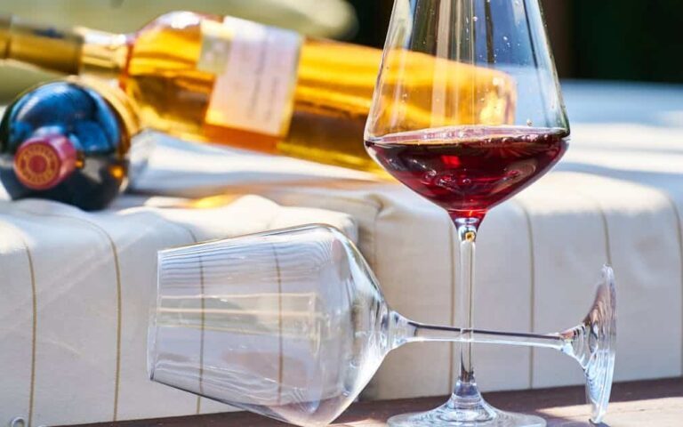 découvrez le vin claret, un vin rouge de bordeaux aux arômes riches et équilibrés, idéal pour accompagner vos repas et vos moments de dégustation.