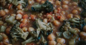 découvrez notre recette savoureuse de ragoût méditerranéen, un plat riche en saveurs authentiques et en ingrédients frais pour un repas convivial et sain.