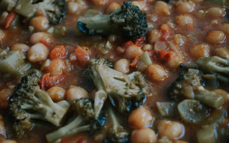 découvrez notre recette savoureuse de ragoût méditerranéen, un plat riche en saveurs authentiques et en ingrédients frais pour un repas convivial et sain.