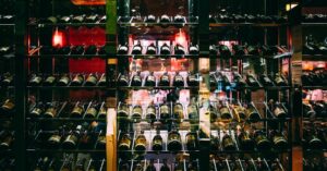 découvrez le métier d'oenologue, expert du vin, spécialisé dans la viticulture et la vinification pour créer des vins d'exception.