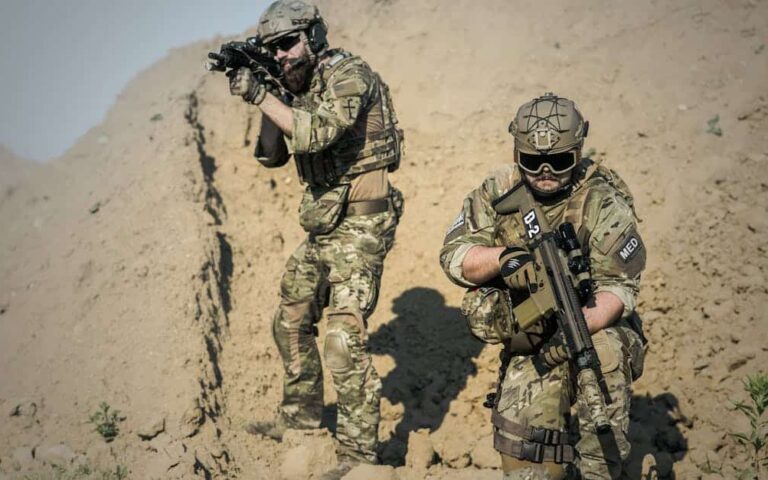 analyse des opérations stratégiques conjointes entre le royaume-uni et les états-unis en iran, explorant les enjeux géopolitiques et militaires.