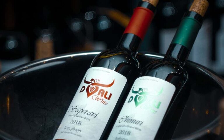 découvrez notre sélection exceptionnelle de vins, des crus classiques aux nouveautés, pour accompagner tous vos repas et célébrations.