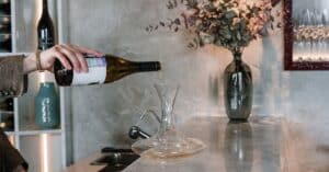 découvrez notre wine bar, un lieu convivial où savourer une sélection raffinée de vins accompagnés de tapas et d'une ambiance chaleureuse.