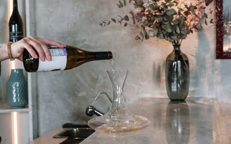 découvrez notre wine bar, un lieu convivial où savourer une sélection raffinée de vins accompagnés de tapas et d'une ambiance chaleureuse.