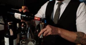 découvrez notre wine bar, un lieu convivial où savourer une sélection exclusive de vins fins accompagnés de tapas délicates.