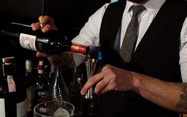 découvrez notre wine bar, un lieu convivial où savourer une sélection exclusive de vins fins accompagnés de tapas délicates.