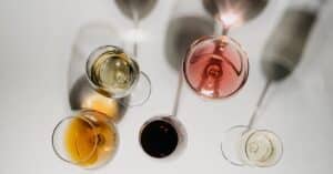 découvrez la variation des saveurs du vin et explorez comment les cépages, terroirs et techniques de vinification influencent le goût unique de chaque bouteille.