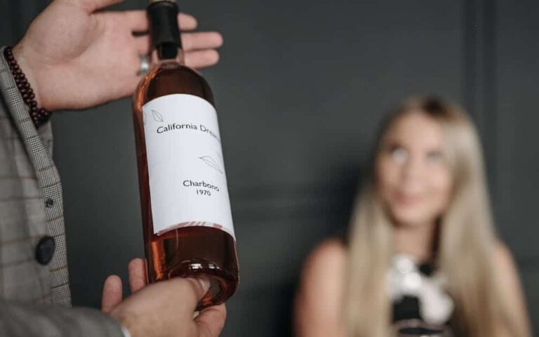 découvrez l'art de la dégustation de vins lors de notre soirée conviviale. partagez des moments uniques, explorez des saveurs variées et enrichissez vos connaissances œnologiques.