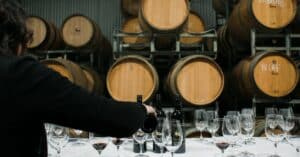 découvrez l'art et la passion du vigneron, maître dans l'élaboration de vins d'exception alliant tradition et savoir-faire.