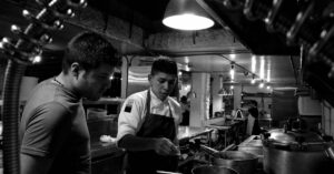 découvrez notre sélection de chefs talentueux, experts en cuisine gastronomique, prêts à sublimer vos plats avec créativité et passion.