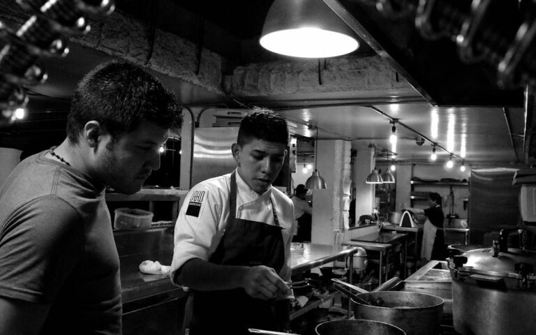 découvrez notre sélection de chefs talentueux, experts en cuisine gastronomique, prêts à sublimer vos plats avec créativité et passion.