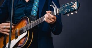 découvrez la carrière et les exploits de dave grohl, musicien emblématique, fondateur des foo fighters et ancien batteur de nirvana.